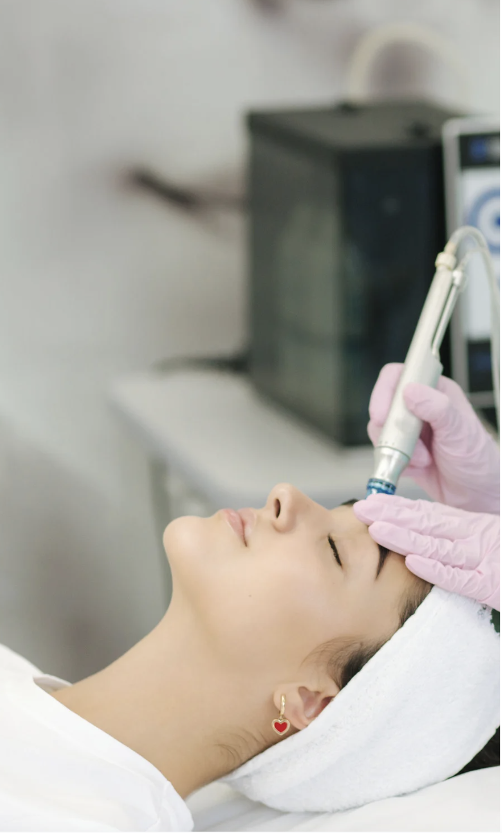 Especialista realizando tratamiento Hidrafacial profesional